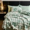 Lenjerie de Pat din Blană de Iepure Artificială – Confort și Eleganță în Culori Calde – „Verde Smarald”