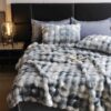 Lenjerie de Pat din Blană de Iepure Artificială – Confort și Eleganță în Culori Calde – „Cer Senin”