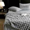 Lenjerie de Pat din Blană de Iepure Artificială – Confort și Eleganță în Culori Calde – „Gri Blând”