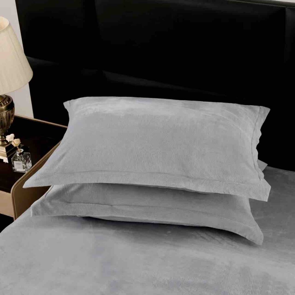 Lenjerie de Pat din Blană de Iepure Artificială – Confort și Eleganță în Culori Calde – „Gri Blând”