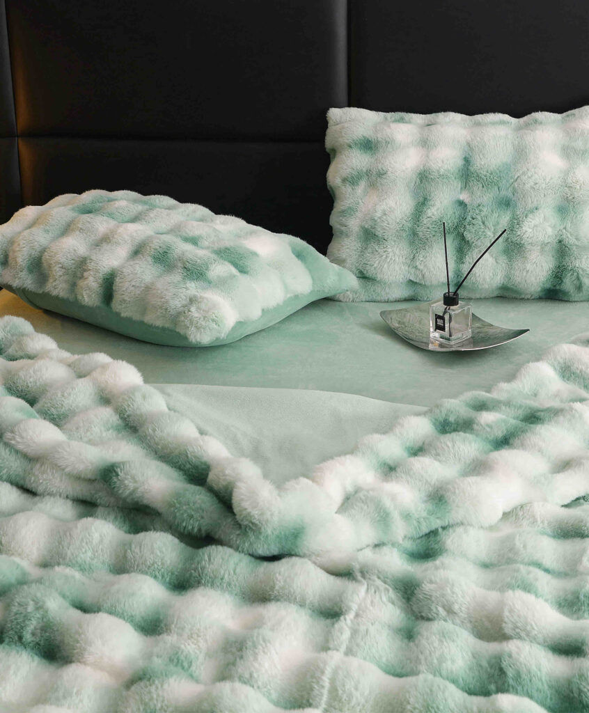 Lenjerie de Pat din Blană de Iepure Artificială – Confort și Eleganță în Culori Calde – „Verde Smarald”