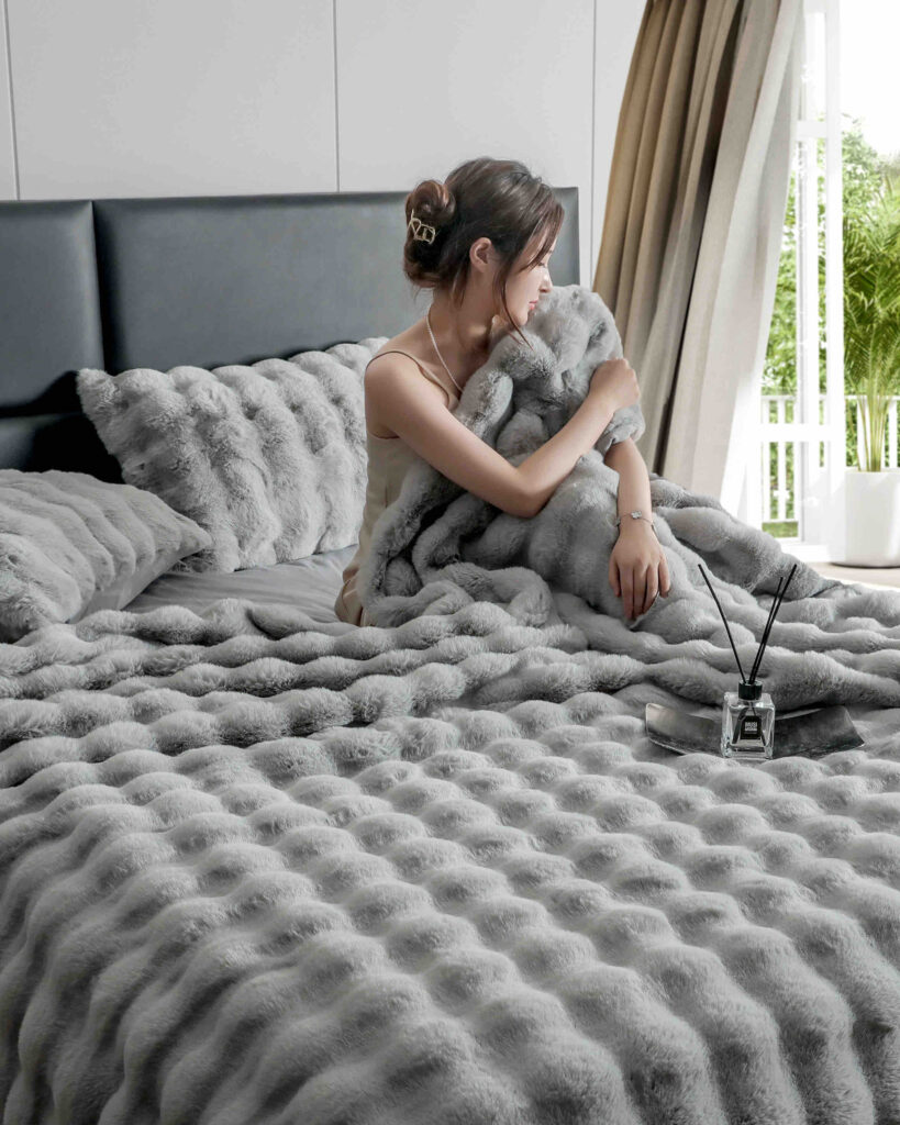 Lenjerie de Pat din Blană de Iepure Artificială – Confort și Eleganță în Culori Calde – „Gri Blând”
