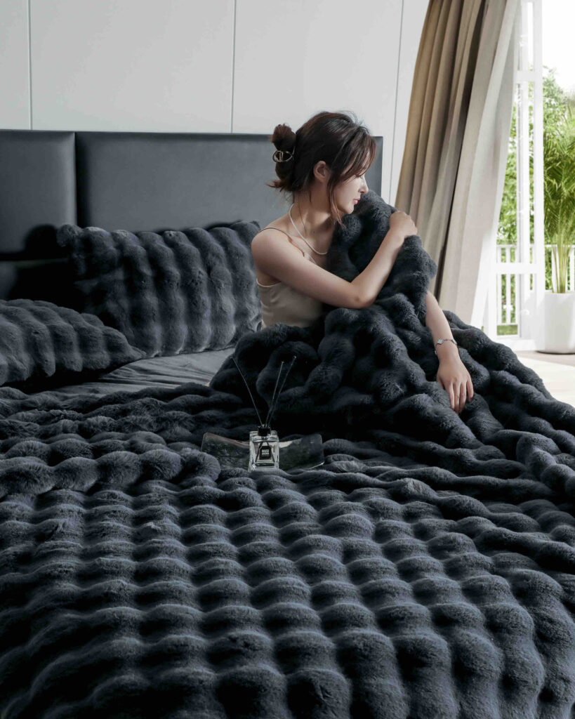 Lenjerie de Pat din Blană de Iepure Artificială – Confort și Eleganță în Culori Calde – „Gri Carbon”