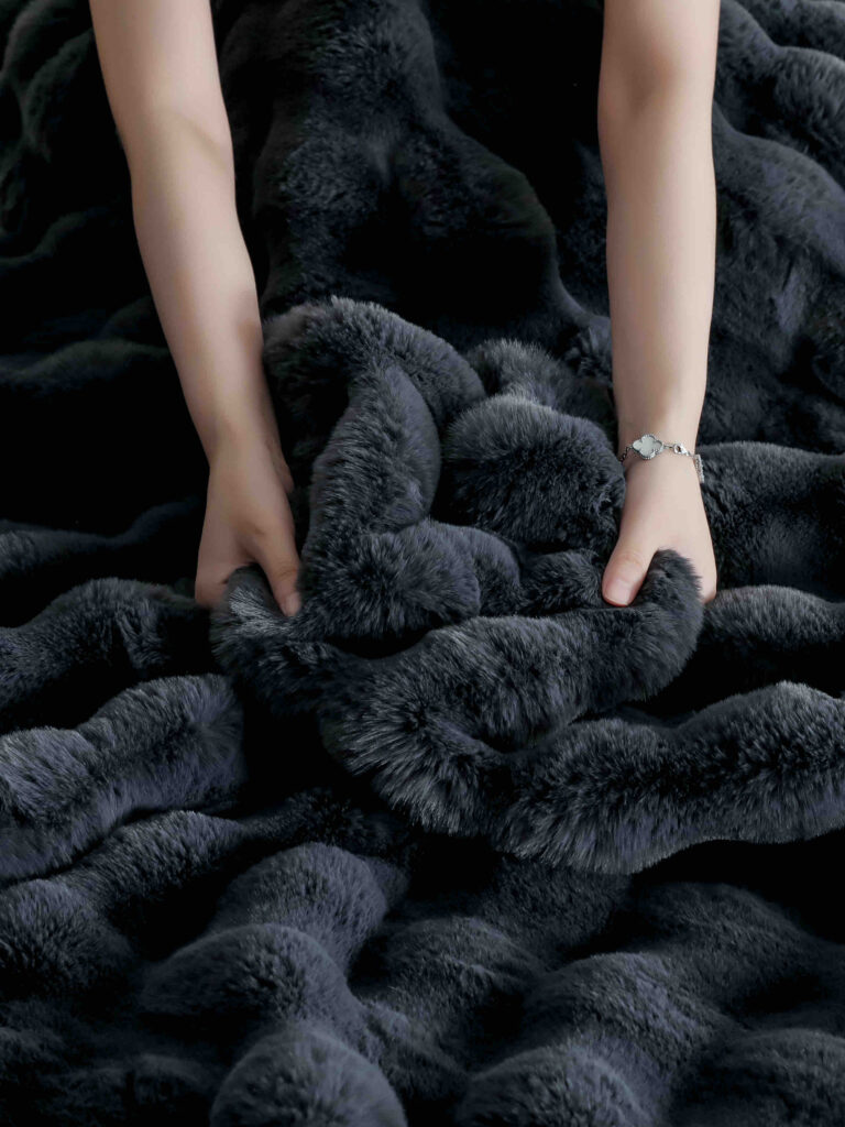Lenjerie de Pat din Blană de Iepure Artificială – Confort și Eleganță în Culori Calde – „Gri Carbon”