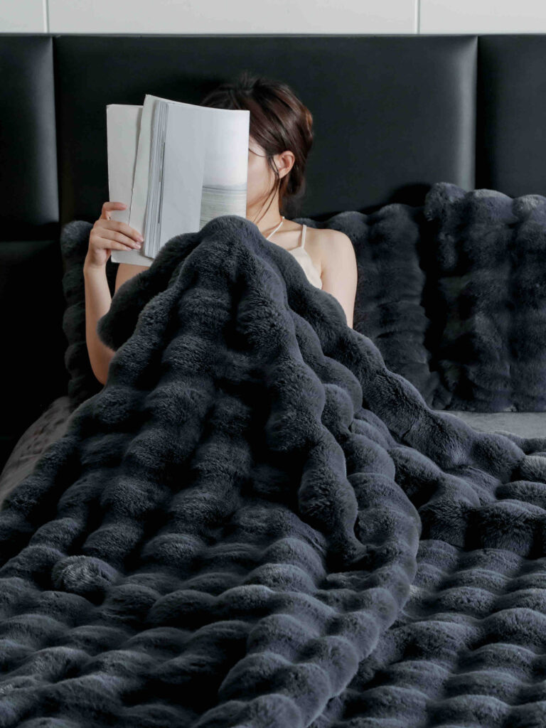 Lenjerie de Pat din Blană de Iepure Artificială – Confort și Eleganță în Culori Calde – „Gri Carbon”