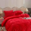Lenjerie de Pat din Catifea 4 Piese – Eleganță și Rafinament în Roșu Intens