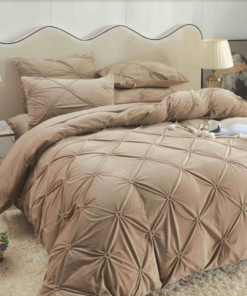 Lenjerie de Pat din Catifea 4 Piese – Eleganță Subtilă în Bej Cald